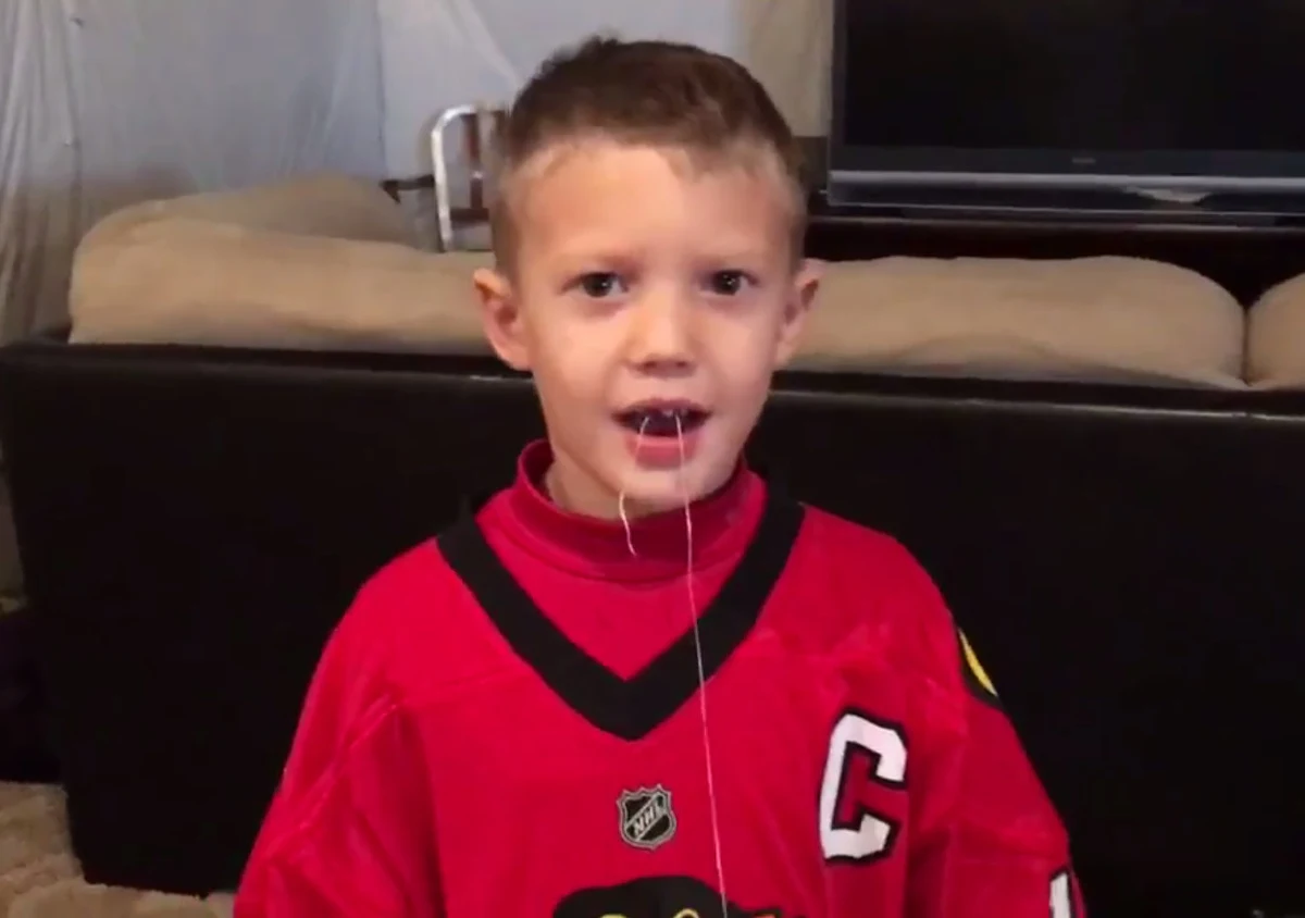 Długi sznurek przytwierdzony jednym końcem do zęba, drugim - do niewielkiej piłeczki na podłodze - i kij hokejowy w ręku. Mały kibic Chicago Blackhawks - drużyny grającej w najlepszej hokejowej lidze świata: NHL - postanowił przyspieszyć nieco wizytę wróżki-zębuszki: własnymi siłami i w bardzo oryginalny sposób pozbył się mleczaka! Sukces operacji wywołał wielką radość. Zobaczcie koniecznie!