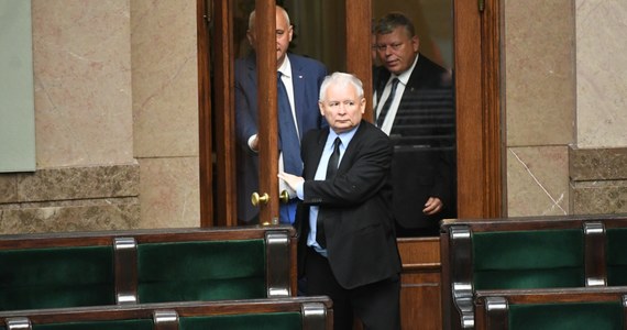 Zatrzymanie przez prezydenta reformy, która miała na celu dekomunizację sądownictwa, było poważnym błędem. Teraz trzeba myśleć o tym, jak z tego wyjść, jak doprowadzić do tego, by był to tylko incydent, który zostanie szybko zapomniany - oświadczył prezes Prawa i Sprawiedliwości Jarosław Kaczyński w wywiadzie dla TV Trwam. Komentując decyzje Komisji Europejskiej dot. sytuacji w Polsce i zmian w sądownictwie, Kaczyński stwierdził, że "to są próby nacisku psychologicznego". "Polityka międzynarodowa jest bardzo bezwzględna (...). Trzeba twardo zabiegać (o swoje interesy) i po prostu się nie bać" - oświadczył.