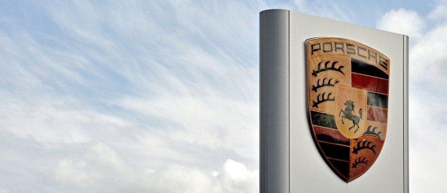 Niemiecki minister transportu Alexander Dobrindt wydał w czwartek zakaz dopuszczania do ruchu samochodów marki Porsche Cayenne, a 22 tysiące aut wezwano do serwisu - wszystko w związku z zarzutem nielegalnego manipulowania emisją spalin. Zakaz i wezwanie dotyczą modeli Porsche Cayenne z silnikiem Diesla 3,0 TDI. Koszt badań serwisowych Porsche ma pokryć w 100 procentach.
