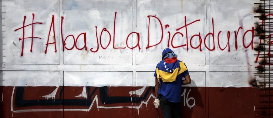 ​Podczas trwającego 48-godzinnego strajku generalnego w starciach z policją na ulicach wenezuelskich miast zginęły już cztery osoby - poinformowała prokuratura. Tym razem tragiczny bilans zamieszek, do jakich od kwietnia dochodzi w Wenezueli wzrósł do 107 zabitych.