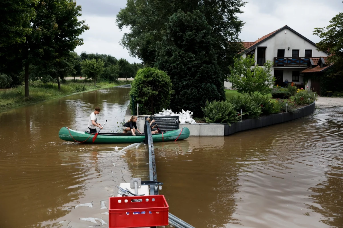 Niż Alfred przechodzi przez Polskę. U naszych zachodnich sąsiadów zostawił po sobie katastrofalnie wysoki poziom wody. Wiele miejscowości zostało ewakuowanych, na pomoc wysłano wojsko, a jedna osoba jest poszukiwana. 