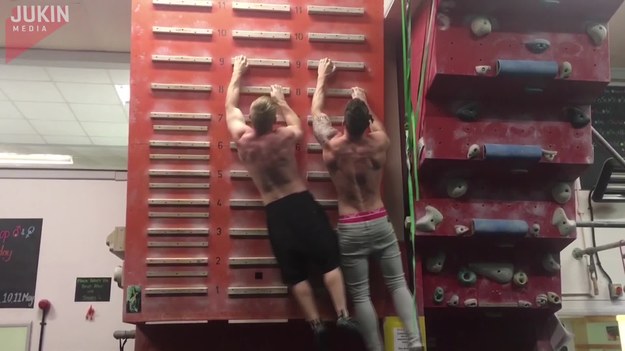 Dwóch mężczyzn postanowiło wybrać się na obóz treningowy, aby wzmocnić swoją siłę. Na nagraniu widzimy jak synchronicznie wdrapują się na ściankę wspinaczkową.