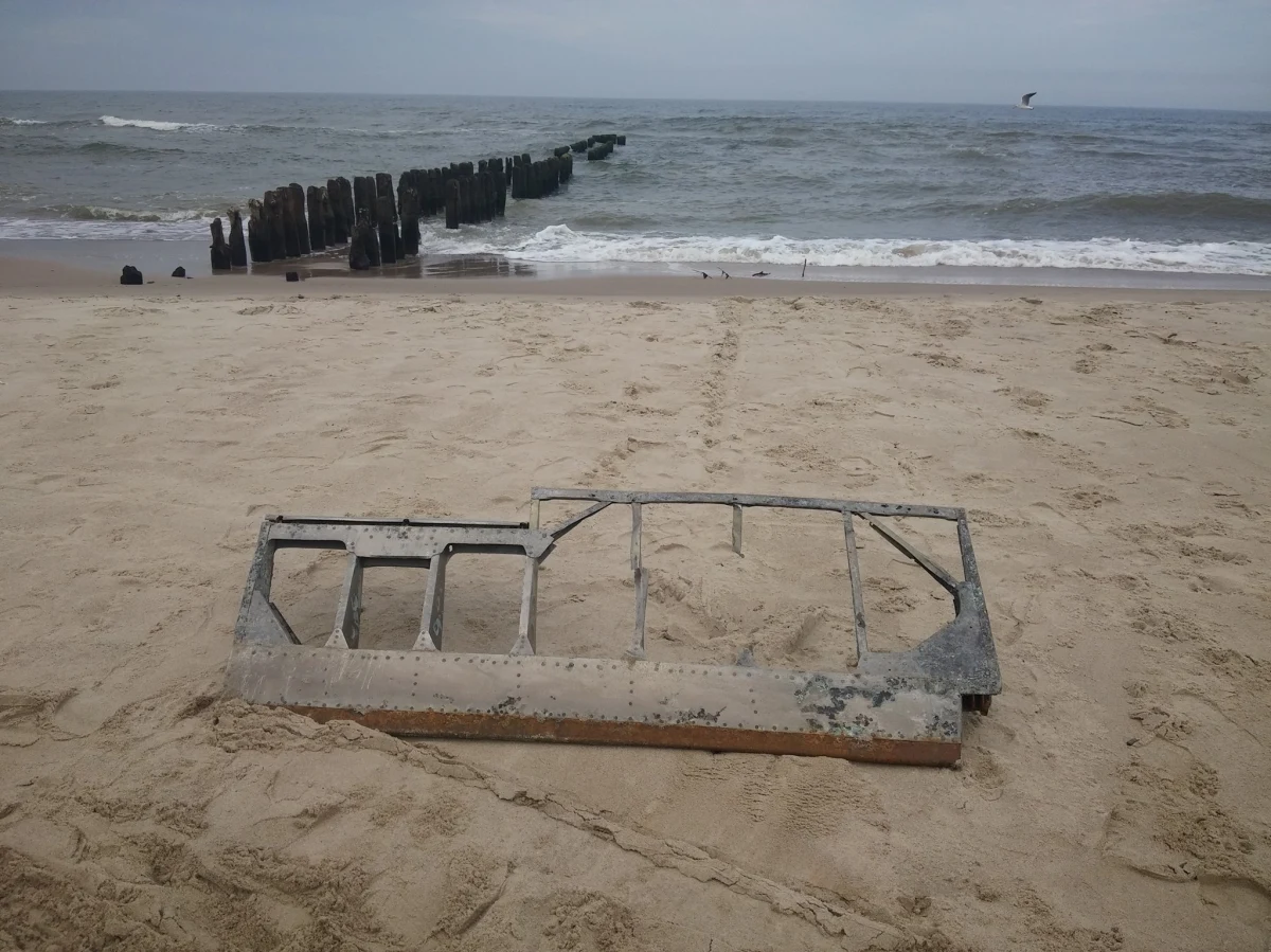 Fragment samolotu z czasów II wojny światowej znalazł turysta w morzu pod Kołobrzegiem. Odsłonięty przez fale element udało się już wydobyć i trafił do Muzeum Oręża Polskiego. 