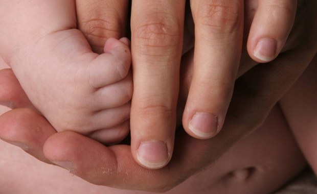 Wielu rodziców skarży się, że ich dzieci nałogowo obgryzają paznokcie, co jest nieestetyczne, a w niektórych przypadkach kończy się zranieniami i zakażeniem. Z czego wynika ten nawyk u dzieci i jak można sobie z nim poradzić?