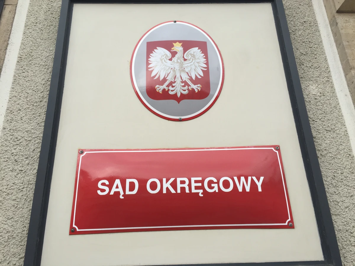 ​Prokuratura sprawdza, kto i w jakich okolicznościach uszkodził elewację Sądu Okręgowego w Gdańsku, przed którym odbywały się ostatnio manifestacje przeciwko reformom sądownictwa. Osmolony został fragment bocznych drzwi wejściowych. Pomorski KOD deklaruje gotowość pokrycia szkód.