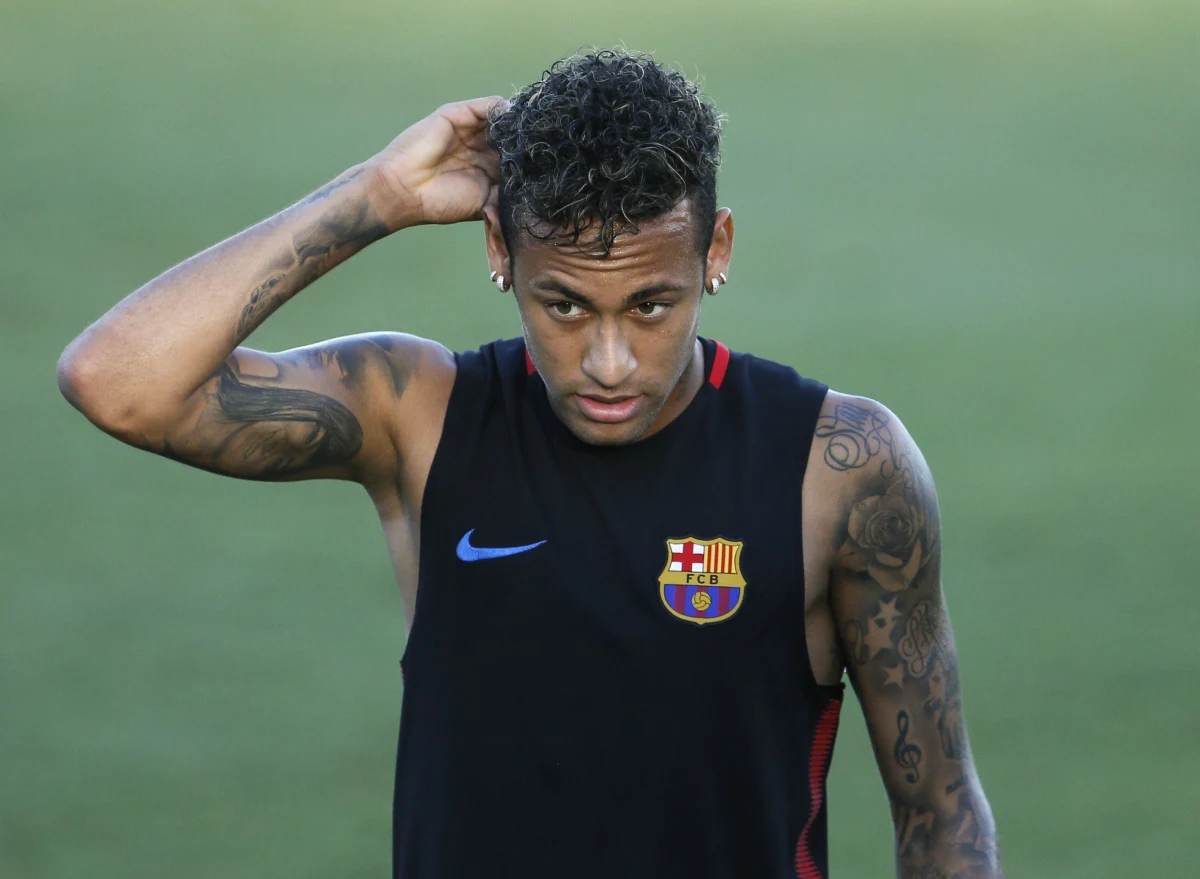 Brazylijski gwiazdor Barcelony Neymar pobił się podczas treningu z kolegą - portugalskim obrońcą Nelsonem Semedo. Do incydentu doszło w Miami dzień przed meczem z Realem Madryt w towarzyskim turnieju rozgrywanym w Stanach Zjednoczonych. 