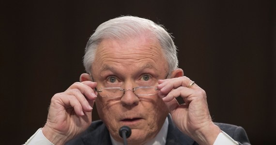 Prokurator generalny USA Jeff Sessions zapowiedział więcej śledztw ws. przecieków tajnych informacji z Białego Domu. "Niektóre osoby muszą pójść do więzienia" - stwierdził na antenie telewizji Fox News. Było to pierwsze publiczne wystąpienie Sessionsa od czasu ostrej krytyki prezydenta Donalda Trumpa pod jego adresem.