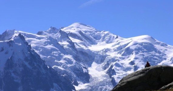 Polski alpinista zginął w masywie Mont Blanc - donoszą francuskie media. Jak podają, do tragicznego wypadku doszło w czwartkowy wieczór, kiedy grupa wspinaczy wracała do bazy. 35-latek - uderzony przez spadające kamienie - spadł z wysokości około 20 metrów.