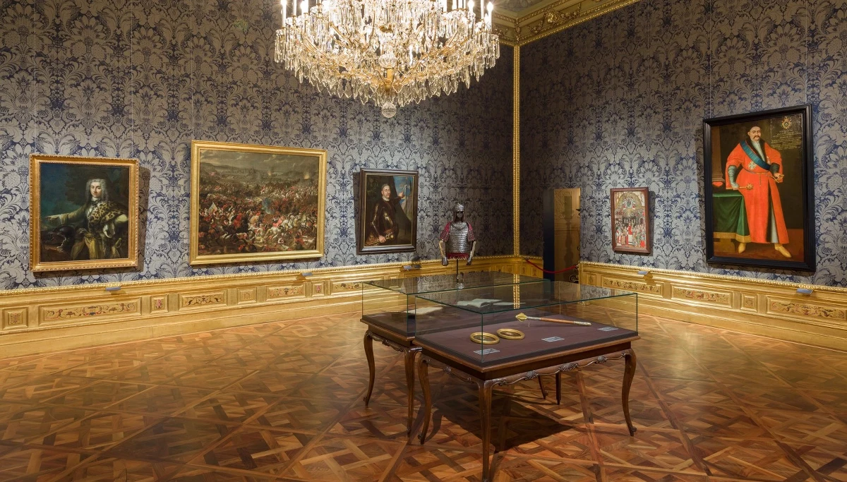 ​Jan III Sobieski wrócił do Wiednia. Po raz pierwszy zagraniczne muzeum prezentuje wystawę o życiu i dokonaniach króla, który zapisał się w świadomości Austriaków zwycięstwem nad wojskami tureckimi w XVII wieku. Wystawa w Pałacu Zimowym w Wiedniu jest okazją do poznania Sobieskiego nie tylko jako wodza, ale też jako ojca, męża oraz pasjonata nauki i mecenasa sztuki. Ekspozycję współorganizują cztery polskie rezydencje królewskie - Muzeum w Wilanowie, Zamki Królewskie w Warszawie i w Krakowie oraz Muzeum Łazienki Królewskie. 