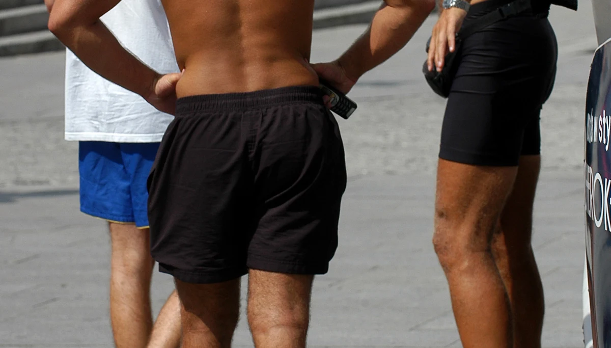 Lato w pełni... Pogoda w tym roku może nas nie rozpieszcza, ale okazji do tego, by zrzucić z siebie jeden czy drugi ciuch nie brakuje. Czy zawsze wypada i czy zawsze warto? W dzisiejszym odcinku chciałbym poruszyć temat odpowiedniego stroju na lato.