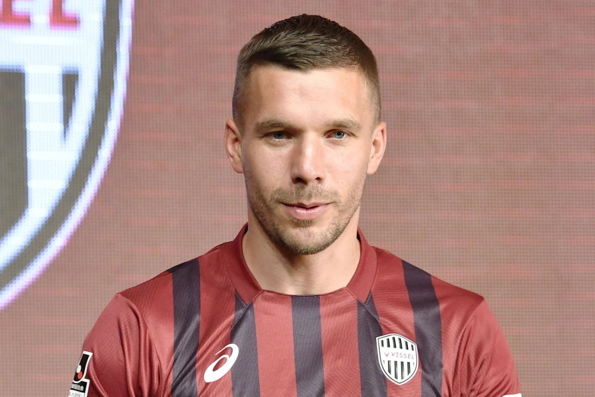 ​Były piłkarz reprezentacji Niemiec Lukas Podolski zdobył dwie bramki w swoim debiucie w japońskiej ekstraklasie. Jego zespół Vissel Kobe pokonał w 19. kolejce drużynę Omiya Ardija 3:1 (0:0).