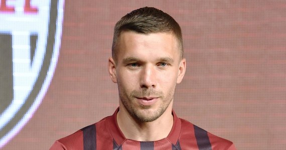 ​Były piłkarz reprezentacji Niemiec Lukas Podolski zdobył dwie bramki w swoim debiucie w japońskiej ekstraklasie. Jego zespół Vissel Kobe pokonał w 19. kolejce drużynę Omiya Ardija 3:1 (0:0).