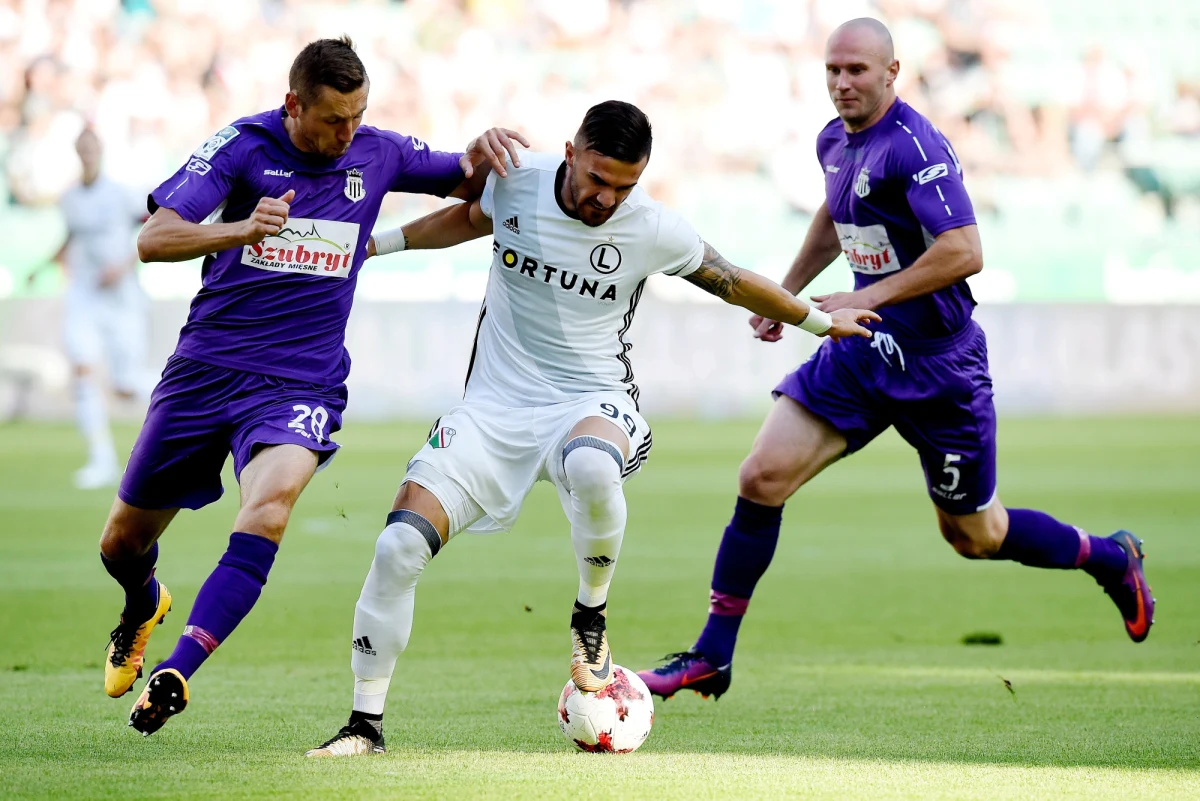Piłkarze Legii Warszawa pokonali na własnym boisku Sandecję Nowy Sącz 2:0 (0:0) po bramkach Kaspera Hamalainena (72) i Michała Kucharczyka (90+4). Od 21. minuty beniaminek grał w osłabieniu po czerwonej kartce dla Grzegorza Barana.  
