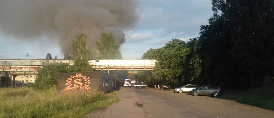 ​Strażacy dogaszają pożar, jaki wybuchł w pustostanie po PKP w Głogowie na Dolnym Śląsku. Straż pożarna potwierdziła nam informację, jaką otrzymaliśmy na Gorącą Linię RMF FM. 
