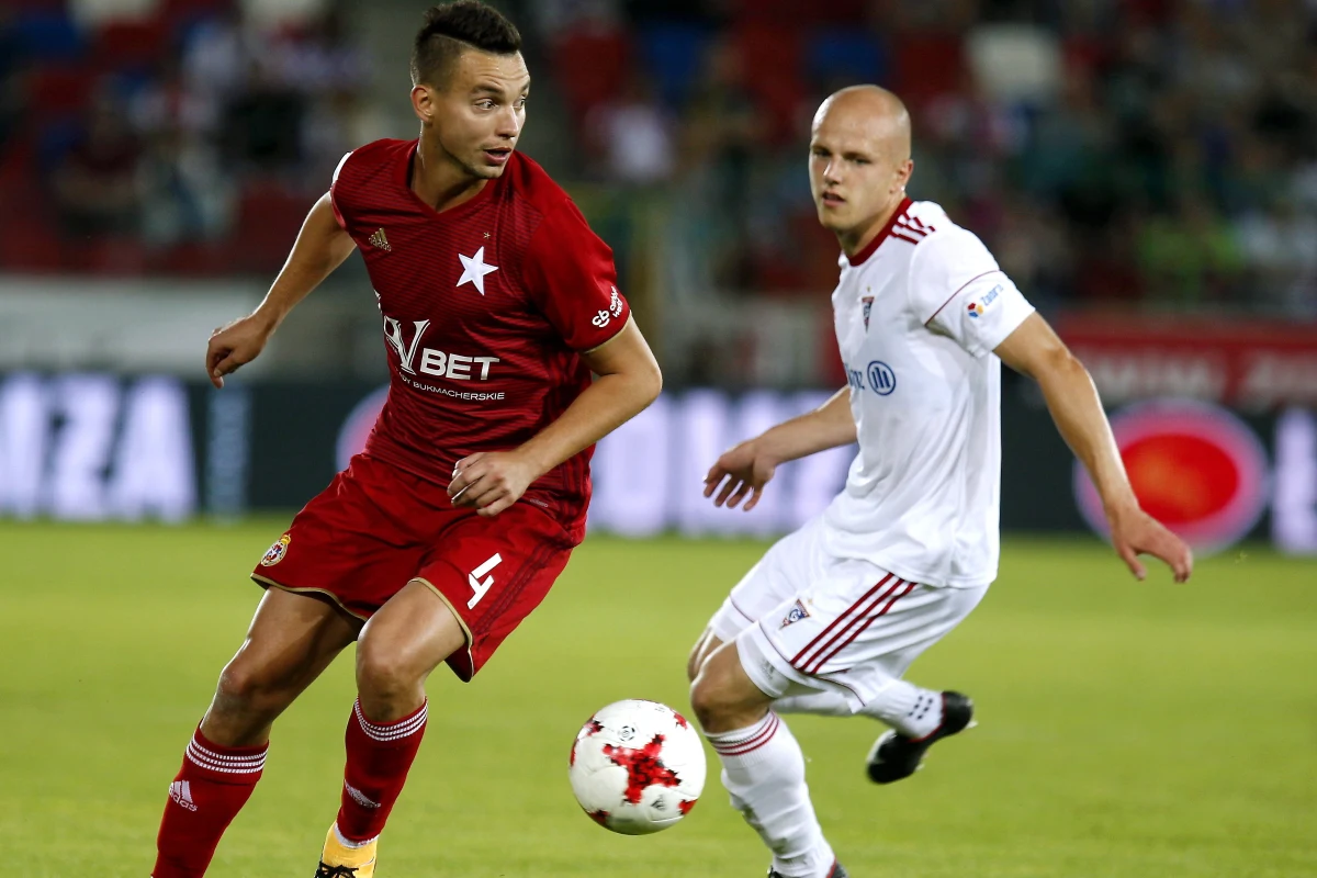Piłkarze Górnika Zabrze wygrali 3:2 w meczu z Wisłą Kraków w trzeciej kolejce piłkarskiej Ekstraklasy. Wszystkie bramki dla Górnika zdobył Igor Angulo. Bramki dla Wisły strzelili Rafał Boguski i Jakub Bartosz. 