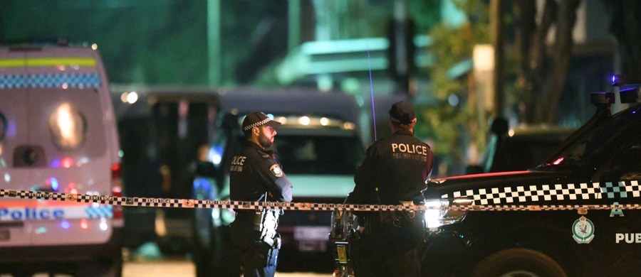 ​Australijska Policja Federalna wspomagana przez antyterrorystów z Sydney aresztowała 4 osoby podejrzane o przygotowania do ataku bombowego, którego celem miał być samolot. Policja federalna oceniła, że zamach był inspirowany przez terrorystów islamskich.