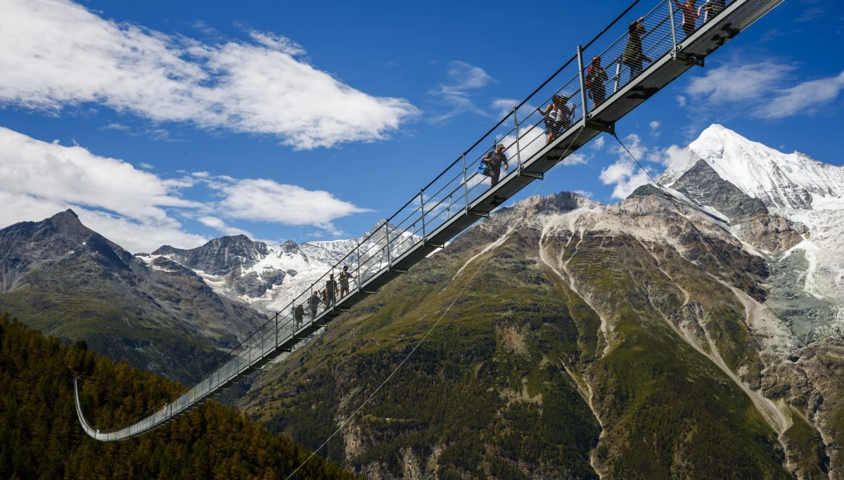 Blisko półkilometrowy most wiszący dla pieszych w Zermatt na południu Szwajcarii w weekend został udostępniony turystom. Według lokalnych władz jest to najdłuższy na świecie most tego typu.