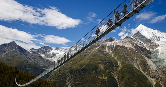 Blisko półkilometrowy most wiszący dla pieszych w Zermatt na południu Szwajcarii w weekend został udostępniony turystom. Według lokalnych władz jest to najdłuższy na świecie most tego typu.