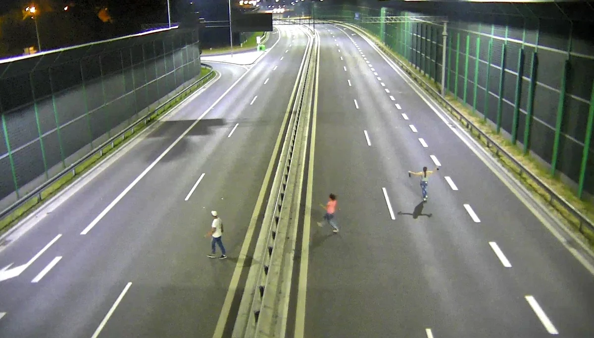 ​Drogowa Trasa Średnicowa to nie deptak ani ścieżka rowerowa - przypomina Zarząd Dróg Miejskich w Gliwicach. ZDM opublikował zdjęcia z monitoringu świadczące o notorycznym łamaniu przepisów i ostrzega, ze to bardzo niebezpieczne.