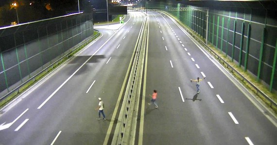 ​Drogowa Trasa Średnicowa to nie deptak ani ścieżka rowerowa - przypomina Zarząd Dróg Miejskich w Gliwicach. ZDM opublikował zdjęcia z monitoringu świadczące o notorycznym łamaniu przepisów i ostrzega, ze to bardzo niebezpieczne.