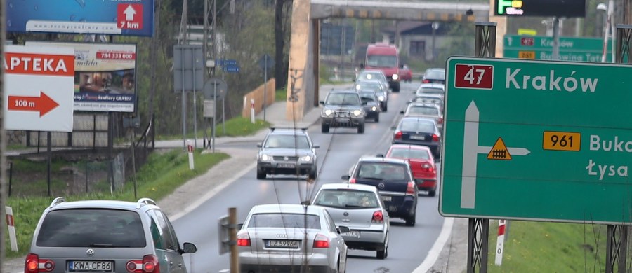 Od poniedziałku, przez cały sierpień, obowiązywał będzie ruch wahadłowy na drodze krajowej nr 47, czyli popularnej Zakopiance. Utrudnienia pojawią się w miejscu budowy węzła drogowego w Poroninie koło Zakopanego.