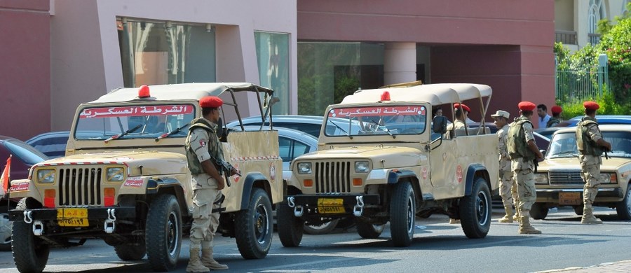 ​Nożownik, który 14 lipca zabił trzy zagraniczne turystki w ośrodku wypoczynkowym w Hurghadzie, próbował dołączyć do Państwa Islamskiego - podała agencja Reuters, powołując się na źródła w egipskich służbach bezpieczeństwa.