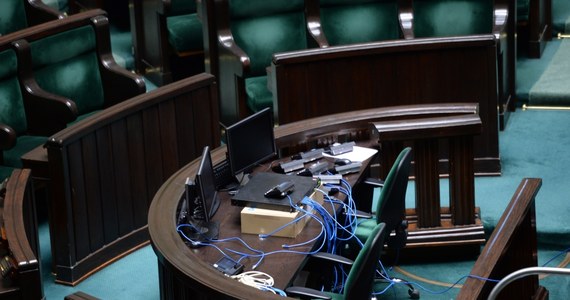 Sejm opanowały istoty pozaziemskie. W poselskich ławach zasiadają kosmici, którzy trafili na Ziemię z Księżyca. Być może właśnie dlatego niektórzy posłowie uciekają z Wiejskiej "z rozwianym włosem i błyskiem w oku". A może dlatego, że nie ma już tam prawdziwych politycznych lwów. Te, które zostały, mają "zęby jak u konika pony, bez widocznych kłów, starte, a może nawet sztuczne. Nie schrupałyby nie tylko kości, ale chyba nawet skórki od chleba"... 