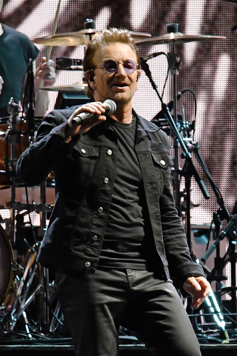 Podczas niedzielnego (30 lipca) koncertu w Amsterdamie na scenie pojawił się fan z biało-czerwoną flagą Polski. To wówczas Bono przekazał "przesłanie miłości i wolności" do swoich zwolenników w naszym kraju.