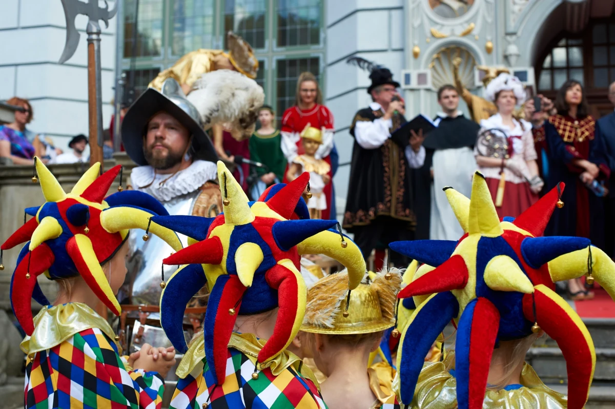 Tysiąc kramów i wystawcy z 14 krajów. Do tego bogaty program artystyczny i 30 koncertów. Tegoroczny 757. Jarmark św. Dominika w Gdańsku będzie trwał do 20 sierpnia. Od poniedziałku można bezpłatnie pobierać na swoje smartfony specjalną aplikację z informacjami związanymi z jarmarkiem, m.in. interaktywną mapę stoisk, możliwość wyszukiwania wybranego asortymentu czy pełen program koncertów i wszystkich atrakcji. 