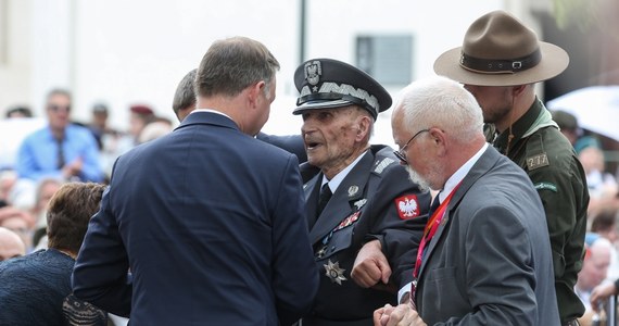 "Żegnam was, na pewno jest to moje ostatnie spotkanie z wami" - powiedział gen. Zbigniew Ścibor-Rylski podczas uroczystości przy Muzeum Powstania Warszawskiego. "Polacy muszą mieć szacunek do wszystkich niezależnie od ich poglądów, narodowości czy wyznania" - podkreślił prezes Zarządu Głównego Związku Powstańców Warszawskich podczas przemówienia w przeddzień 73. rocznicy wybuchu powstania. "Drodzy moi wybaczcie moje słowa, może chaotyczne, ale serce moje jest przepełnione radością, radością wielką, że jestem tu wśród was, tu w tym wspaniałym muzeum, nigdy nie przypuszczaliśmy, że dożyjemy tak wspaniałego pomnika" - mówił.