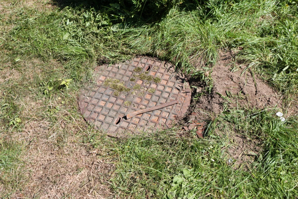 Zarzut nieumyślnego spowodowania śmierci dziecka usłyszała matka 7-letniej dziewczynki, której ciało odnaleziono w sobotę w studzience w Gorzowie Wlkp. Taki sam zarzut postawiono jej konkubentowi. Grozi im do 5 lat więzienia.