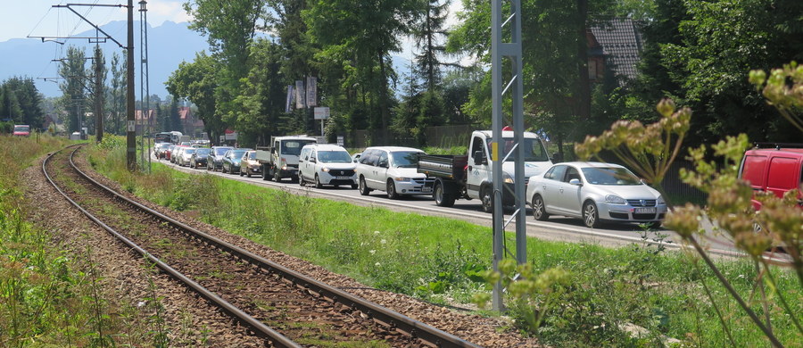​Prawdziwą drogę przez mękę przygotowali drogowcy kierowcom na Zakopiance. W poniedziałek w Poroninie wprowadzono ruch wahadłowy - w miejscu, gdzie powstaje nowy węzeł drogowy. To kolejne utrudnienie dla podróżujących, ponieważ wciąż trzeba także stać w wielokilometrowych korkach przed uszkodzonym mostem w Białym Dunajcu. "Teraz to już na pewno korki widać z kosmosu" - śmieją się kierowcy.
