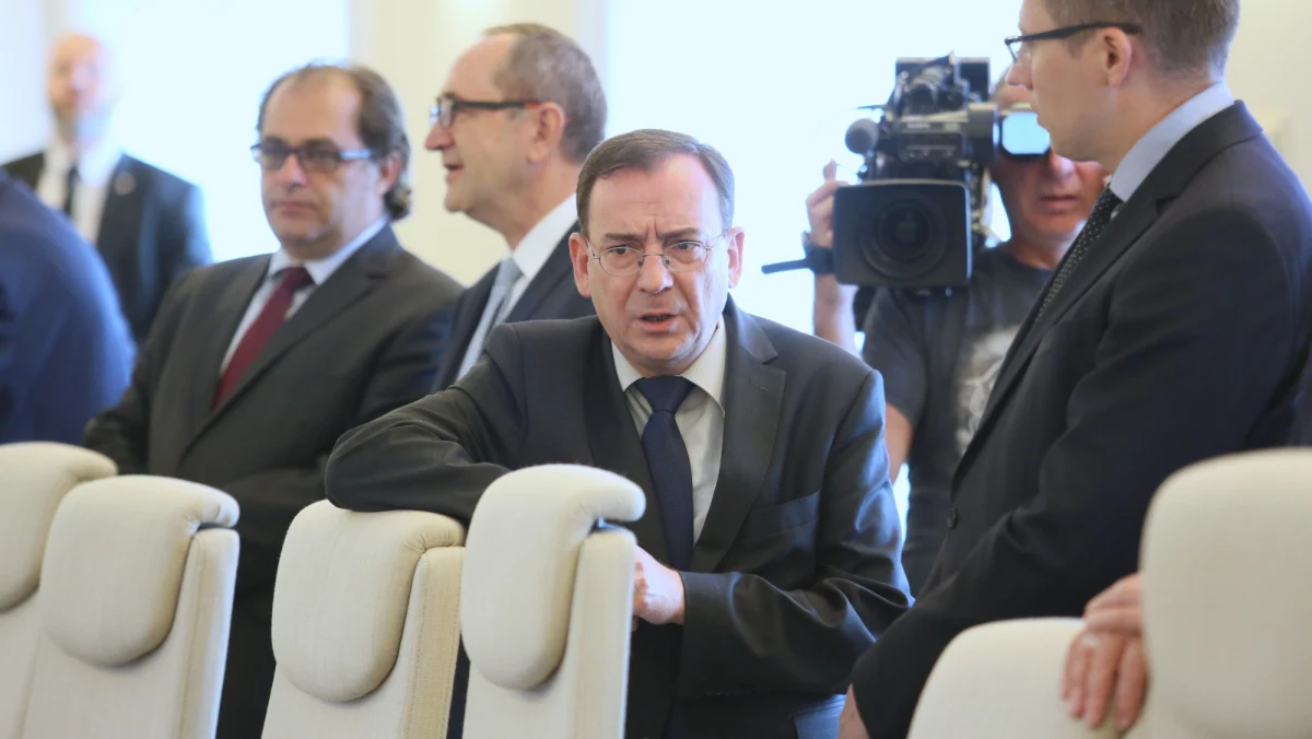 Troje sędziów Sądu Najwyższego zawiesiło rozpatrywanie sprawy kasacyjnej byłego szefa CBA Mariusza Kamińskiego i trzech jego ówczesnych podwładnych, skazanych na więzienie za nielegalne działania w tzw. aferze gruntowej. Kasacja na niekorzyść Kamińskiego i pozostałych została zawieszona do momentu, aż Trybunał Konstytucyjny rozstrzygnie spór kompetencyjny między prezydentem a Sądem Najwyższym ws. prawa łaski: chodziło o odpowiedź na pytanie, czy sędziowie SN mogli podjąć uchwałę, w której stwierdzili, że prezydenckie prawo łaski stosuje się wyłącznie wobec prawomocnie skazanych. Jak uzasadnił swą dzisiejszą decyzję SN: formalne wszczęcie przez TK sprawy sporu kompetencyjnego powoduje zawieszenie postępowania kasacyjnego. Rozstrzygnięcie to - a domagali się go prokurator generalny Zbigniew Ziobro i obrońca Kamińskiego - oznacza, że wbrew pierwotnym planom Sąd Najwyższy nie zajmie się 9 sierpnia kasacją w całej sprawie.