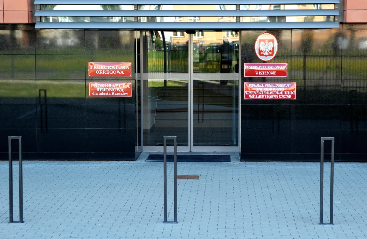 To nie był nieszczęśliwy wypadek - takie są wstępne wyniki sekcji zwłok półrocznego Maksymiliana z Rzeszowa. Ustalenia reportera RMF FM Pawła Pawłowskiego potwierdziła szefowa rzeszowskiej prokuratury rejonowej prok. Renata Krut-Wojnarowska. Wstępne wyniki sekcji zwłok "wykluczają, by obrażenia chłopca spowodowane były nieszczęśliwym wypadkiem. Potwierdzają wersję, jaką prokuratura przyjęła w zarzucie" - podkreśliła. Wersja ta mówi o zabójstwie, a podejrzanym o nie jest znajomy rodziców Maksymiliana, 40-letni mieszkaniec Podkarpacia Grzegorz B. To on przekonywał śledczych, że niemowlę zmarło w wyniku nieszczęśliwego wypadku. Jak jednak usłyszał w rzeszowskiej prokuraturze nasz dziennikarz, po sekcji zwłok dziecka linia obrony 40-latka została obalona.