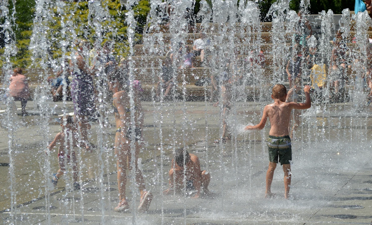 Krajowy System Elektroenergetyczny mimo upałów pracuje normalnie - zapewniają przedstawiciele Polskich Sieci Elektroenergetycznych. Jak podkreślają: nie przewidują większych problemów. "Jeśli wystąpiłyby trudności w zbilansowaniu, operator systemu przesyłowego dysponuje środkami zaradczymi. O ich uruchomieniu Krajowa Dyspozycja Mocy decyduje na bieżąco, w zależności od potrzeb systemu" - tłumaczy Beata Jarosz.