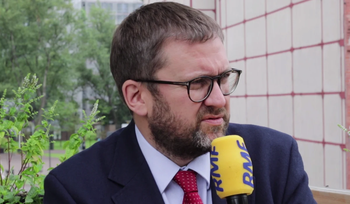 "Żołnierze Armii Krajowej i bohaterowie powstańczego zrywu z 1944 roku to niezwykłe pokolenie, które wciąż jest na służbie" - mówi w rozmowie z dziennikarzem RMF FM Marcinem Zaborskim, dyrektor Muzeum Powstania Warszawskiego. Według Jana Ołdakowskiego, powstańca można poznać w Muzeum Powstania Warszawskiego po tym, jak stoi tyłem do ekspozycji a przodem do zwiedzających. "Powstańcy cieszą się najbardziej z tego, że mają do kogo mówić" - podkreśla Jan Ołdakowski. 