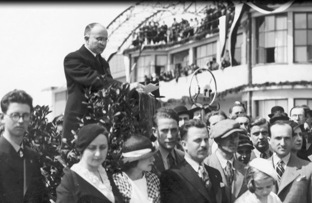 W Powstaniu Warszawskim mieszkańcy stolicy walczyli m.in. o swój "niezrealizowany sen". O odzyskanie tego, co budowali w trakcie 20 lat II Rzeczpospolitej: o utrzymanie budowy wolnego państwa. W RMF FM i na RMF24.pl z okazji rocznicy wybuchu Powstania Warszawskiego prezentujemy dokumentalny film "Zburzone marzenia". 