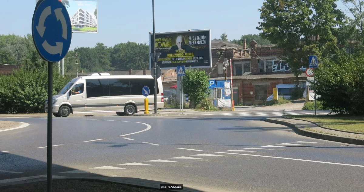 Prywatni przewoźnicy, którzy busami dowożą do Krakowa mieszkańców pobliskich miejscowości, nie mogą od dziś wjeżdżać na ulice Ogrodową, Pawią i Worcella oraz w rejony Dworca Głównego. Zmiany tras i miejsc postoju prywatnych przewoźników miały wejść w życie 17 czerwca, kiedy w mieście ruszył remont ulicy Basztowej. Zmiany jednak opóźniły się z powodu protestu właścicieli busów., którzy twierdzili, że mieli za mało czasu na przygotowanie alternatywnych połączeń. 