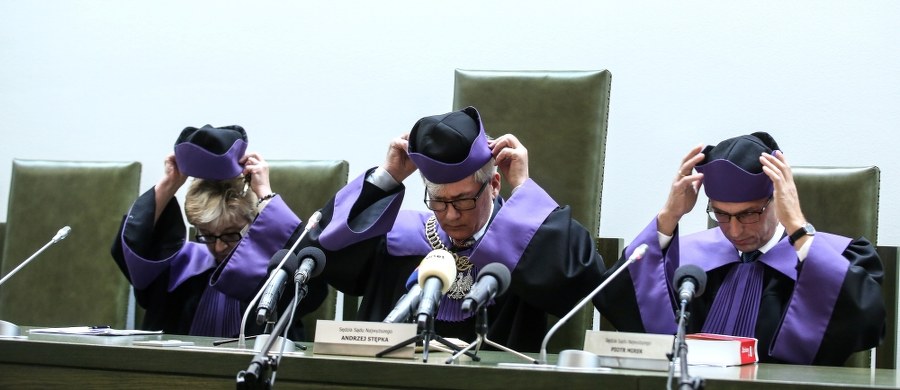 Dzisiejsza decyzja Sądu Najwyższego, który postanowił zawiesić postępowanie w sprawie Mariusza Kamińskiego i jego podwładnych, skazanych na więzienie za nielegalne działania w tzw. aferze gruntowej, to kolejny krok w pełnym zaułków i pułapek labiryncie. Rozległa i wielowątkowa sprawa zaangażowała już tyle instytucji, że trudno ogarnąć jej cały obraz. Warto jednak spróbować.