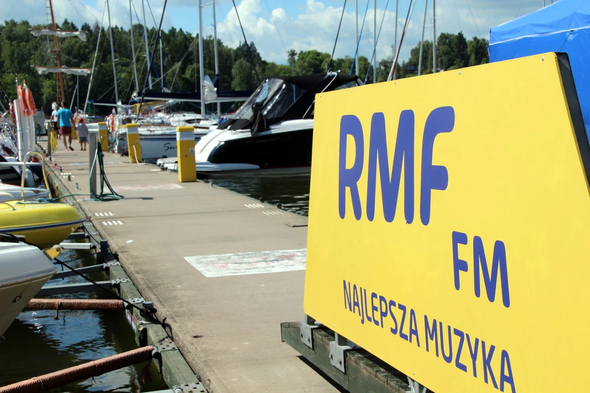 Wioska Żeglarska w Mikołajkach to miejsce, które każdy żeglarz zna doskonale. To jeden z najpiękniejszych portów Warmii i Mazur. Nowoczesny, malowniczo położony na szlaku Wielkich Jezior Mazurskich, nad brzegiem Jeziora Mikołajskiego. Przy czterech kejach jednocześnie może cumować ok. 250 jednostek pływających. Można tam poczuć klimat prawdziwego żeglarstwa. 