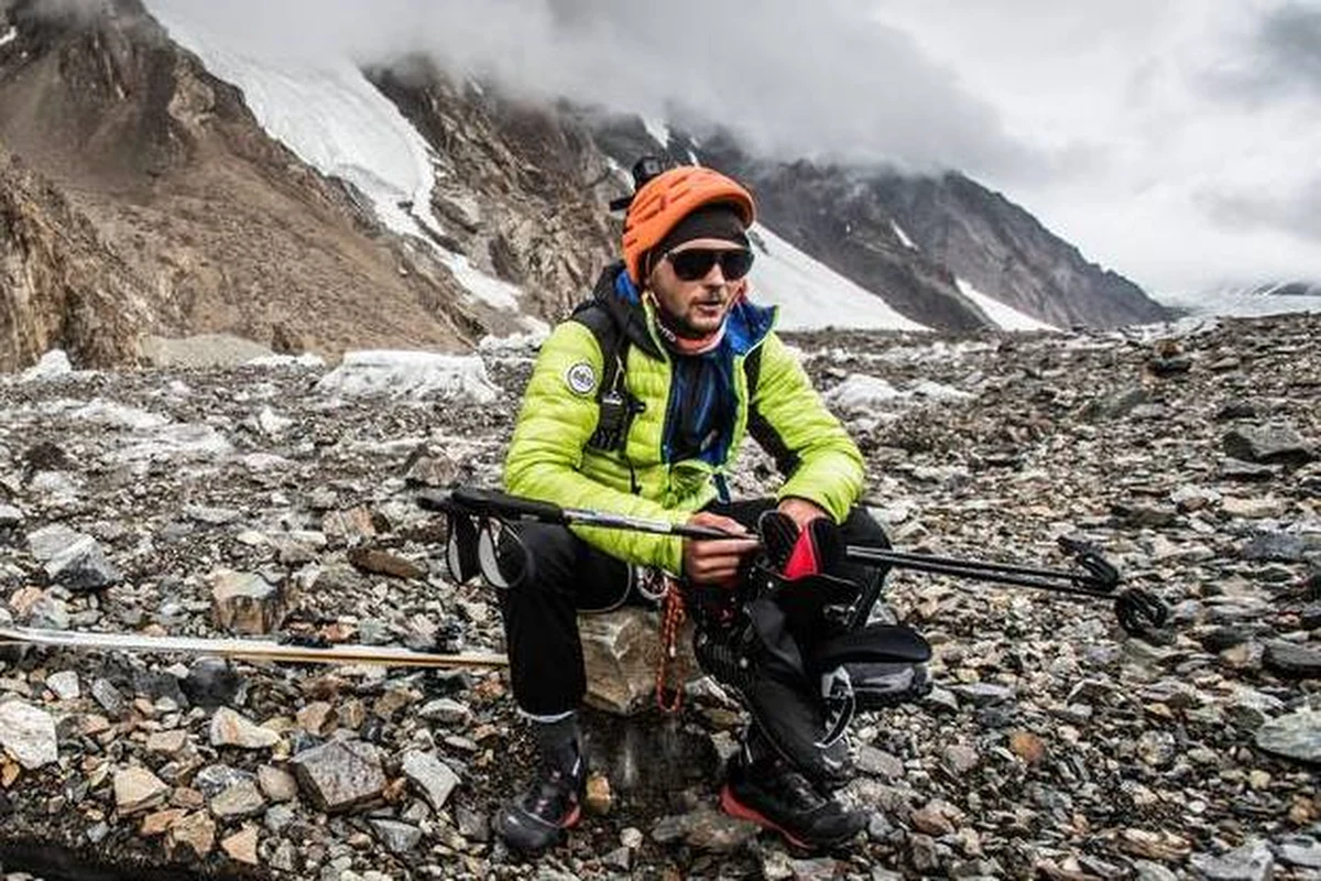 Andrzej Bargiel wycofuje się spod K2. Po kilkunastu dniach oczekiwaniu na dobrą pogodę, w niedzielę wczesnym rankiem trzyosobowa ekipa w składzie Andrzej Bargiel, Kuba Poburka oraz Janusz Gołąb wyruszyła z bazy z zamiarem dotarcia do obozu III na wysokości 6900 m n.p.m. Niestety podczas wspinaczki okazało się, że warunki śniegowe są niestabilne, a zagrożenie lawinowe wysokie. W obliczu wzrastającego ryzyka, Andrzej wraz z ekipą przerwali atak i po kilku godzinach wrócili do bazy. 
