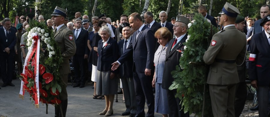 ​Powstańcom chcemy zameldować po tylu latach: Polska jest wreszcie wolna, odzyskuje pamięć i siły, żyje - napisał prezydent Andrzej Duda w liście odczytanym podczas uroczystości na Cmentarzu Powstańców Warszawy przez szefową Kancelarii Prezydenta Halinę Szymańską. Uroczystość odbyła się we wtorek wieczorem przed pomnikiem "Polegli - Niepokonani" na Cmentarzu Powstańców Warszawy w ramach głównych uroczystości obchodów 73. rocznicy Powstania Warszawskiego.