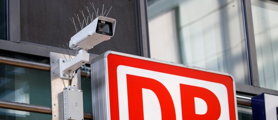 ​Na dworcu kolejowym Suedkreuz w Berlinie rozpoczął pracę system kamer pozwalający na automatyczną identyfikację osób, co zdaniem władz zwiększy bezpieczeństwo. Przeciwnicy tego rozwiązania uważają, że jest to niedopuszczalna ingerencja w prywatność.