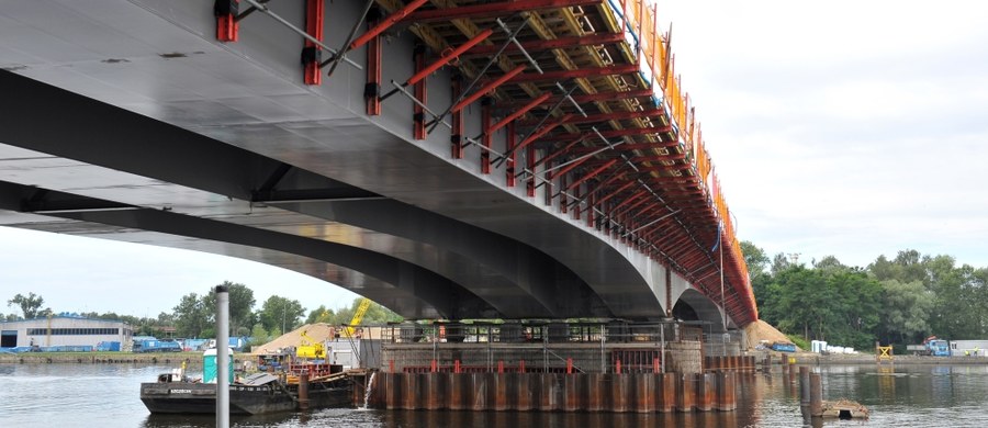 Po przeszło rocznych pracach modernizacyjnych Most Cłowy w Szczecinie zostanie w czwartek otwarty dla ruchu autobusowego, pieszego i rowerowego. We wtorek odbyły się próby obciążeniowe z udziałem szesnastu 32-tonowych ciężarówek.