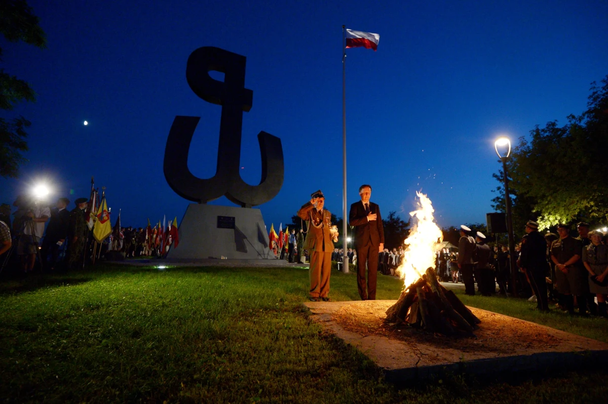 ​We wtorek wieczorem na Kopcu Powstania Warszawskiego rozpalono Ognisko Pamięci. Ogień został przyniesiony przez sztafetę pokoleń z Grobu Nieznanego Żołnierza i będzie płonął przez 63 dni. Powstańcy dają przykład jak żyć, dają lekcję jedności - mówił wicepremier Mateusz Morawiecki.