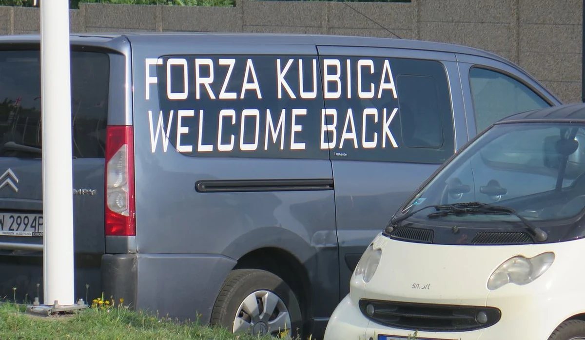 To był jeden z najważniejszych sprawdzianów w karierze Roberta Kubicy. Na torze Hungaroring pod Budapesztem testował najnowszy bolid Renault. Polski kierowca walczy o powrót do F1. Testy trwające w sumie osiem godzin już się zakończyły. Kubica udowodnił, że jest bardzo szybki. Znalazł się wśród czterech najszybszych kierowców. Na dodatek jest w znakomitej formie - przejechał w potwornym skwarze dwa razy więcej okrążeń, niż ma zazwyczaj wyścig Formuły 1.