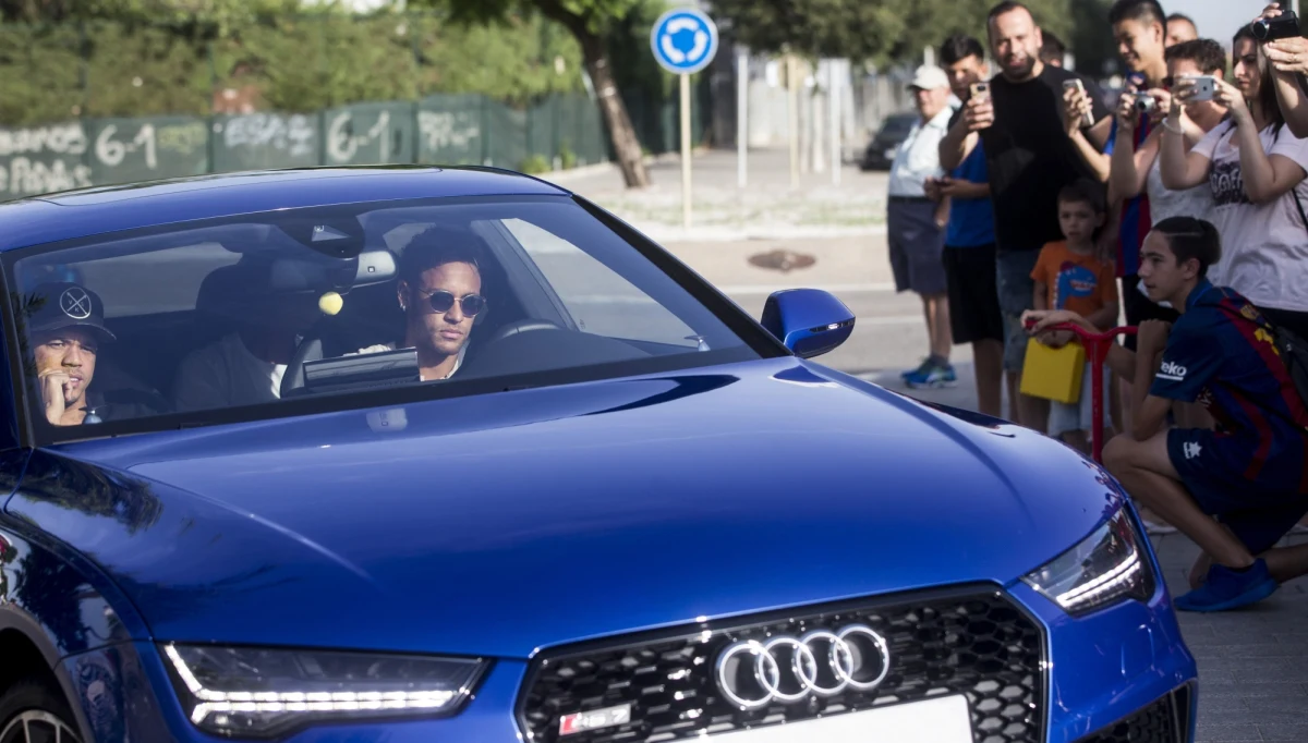 Neymar żegna się z Barceloną - kataloński klub potwierdził to w oświadczeniu opublikowanym na swych stronach internetowych. Jak czytamy: "Dzisiaj rano w czasie spotkania w biurach klubu Neymar Jr., któremu towarzyszyli ojciec i agent, poinformował FC Barcelonę o swojej decyzji o opuszczeniu klubu". W odpowiedzi władze Barcelony podkreśliły, że klub nie zrezygnuje z przewidzianej kontraktem kwoty odstępnego sięgającej 222 milionów euro. Wcześniej cytowana przez Reutera katalońska rozgłośnia RAC1 podała, że o swoich przenosinach do Paris Saint-Germain Brazylijczyk poinformował kolegów z drużyny. Według jej relacji, Neymar pojawił się dzisiaj na obiektach treningowych Barcelony właśnie po to, by osobiście przekazać innym graczom wiadomość o swoim transferze, i po kilku minutach opuścił kompleks.