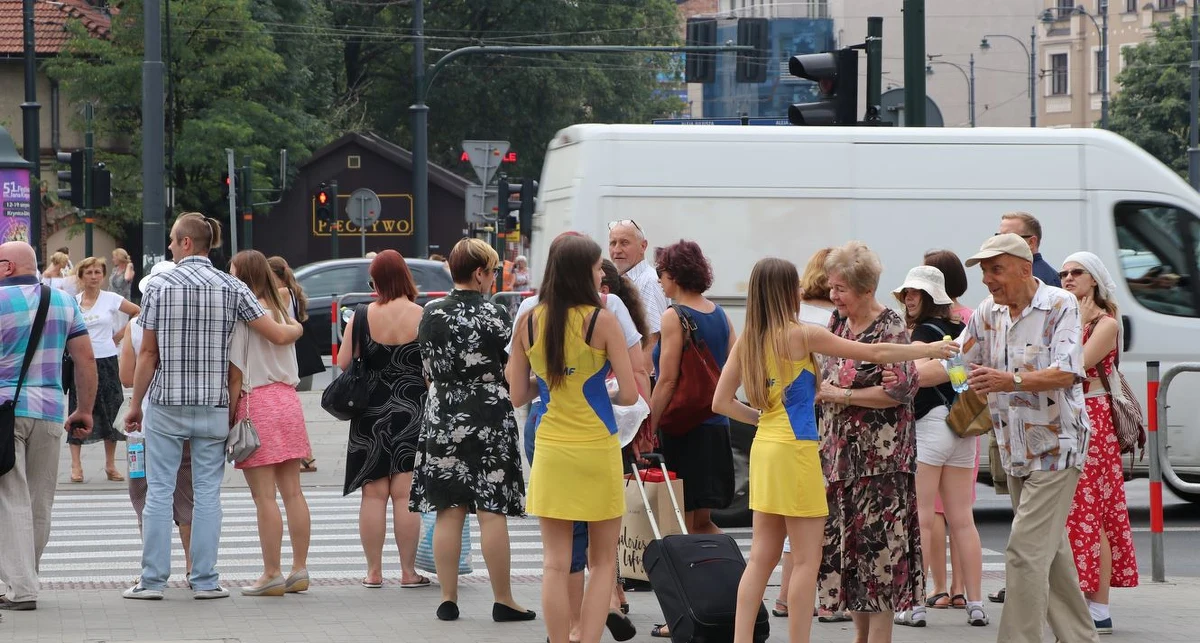 Ponad 30 stopni C pokazywały około południa termometry w Krakowie. To temperatura w cieniu! Żeby pomóc Wam przetrwać gorący i upalny dzień wyruszyliśmy na ulice z "akcją ratunkową". Rozdawaliśmy wodę spragnionym mieszkańcom.