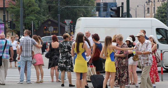 Ponad 30 stopni C pokazywały około południa termometry w Krakowie. To temperatura w cieniu! Żeby pomóc Wam przetrwać gorący i upalny dzień wyruszyliśmy na ulice z "akcją ratunkową". Rozdawaliśmy wodę spragnionym mieszkańcom.