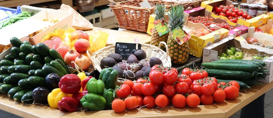 Szczególnie zdrowe są świeże owoce i warzywa o intensywnych barwach. Kolorowe rzodkiewki, papryki, truskawki czy borówki zapewniają nam najwięcej składników odżywczych.